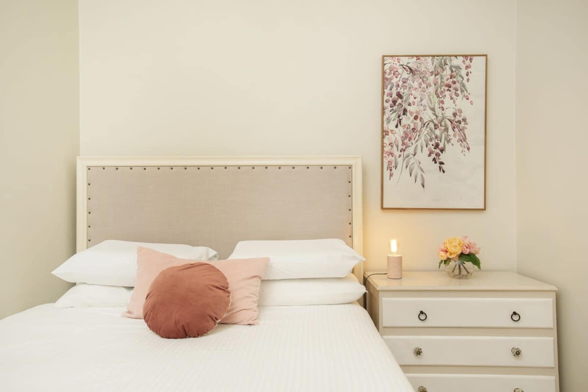 Desk, iron/ironing board, Internet, bed sheets