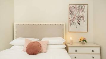 Desk, iron/ironing board, Internet, bed sheets