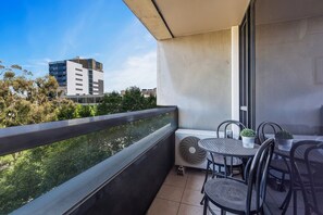 Outdoor dining - Central 1-Bed Apartment with Secure Parking (Carlton)