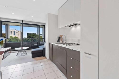 Central 1-Bed Apartment with Secure Parking