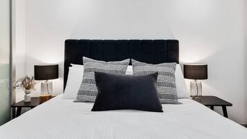 Iron/ironing board, bed sheets