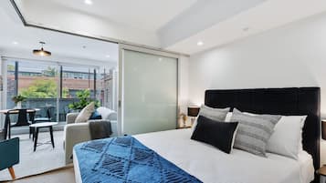 Iron/ironing board, bed sheets