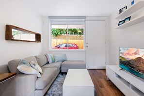 Smart TV - Snug St Kilda Apartment with Private Courtyard (St Kilda)