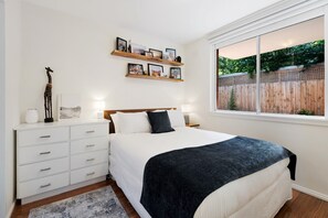 Iron/ironing board, Internet, bed sheets - Snug St Kilda Apartment with Private Courtyard (St Kilda)