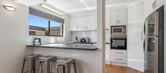 Cosy 2-Bedroom Seaside Unit Steps from Beach