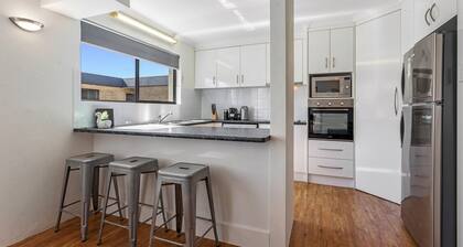 Cosy 2-Bedroom Seaside Unit Steps from Beach