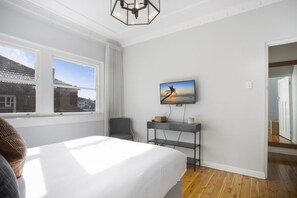 2 bedrooms, desk, iron/ironing board, Internet - Coastal Living Just Metres From Coogee Beach (Coogee)