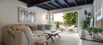 Beachside 2-Bed House with Pool, Courtyard & BBQ