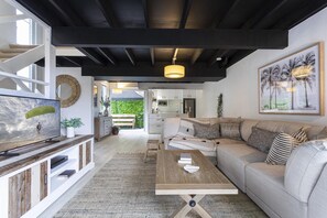 Ein modernes Wohnzimmer mit einer Couch, einem Couchtisch und einer Unterhaltungsanlage.
