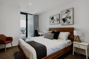 1 bedroom, desk, Internet, bed sheets - Center 1-Bed with Gym, BBQ and Stunning Views (City)