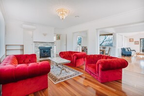 Smart TV - Restful Canberra Retreat in Spacious Terrace Home (Deakin)