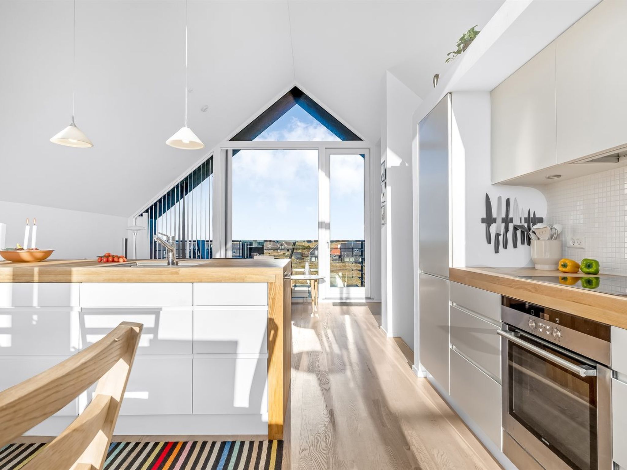 Kühlschrank, Mikrowelle, Geschirrspüler, Kochgeschirr/Geschirr/Besteck