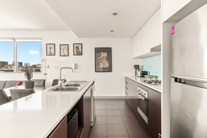 Wasserkocher mit Kaffee-/Teezubehör, Kühlschrank, Mikrowelle, Ofen