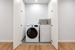 Holiday Home Facilities and Services - Modern Apartment on Burgundy Precinct & Parklands (Heidelberg)