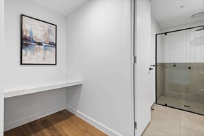 Hair dryer, towels - Modern Apartment on Burgundy Precinct & Parklands (Heidelberg)