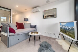 Smart TV - Modern 1-Bed Apartment With Pool And Sauna (Braddon)