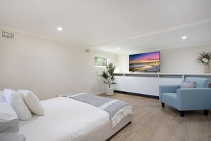4 bedrooms, iron/ironing board, Internet, bed sheets - Idyllic 4-Bed Home With Alfresco Area Near Beach (Dee Why)