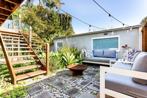 Terrace/patio - Idyllic 4-Bed Home With Alfresco Area Near Beach (Dee Why)