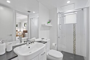 Hair dryer, towels - Chic 2-Bed Apartment & 5 minutes walk to QPAC (South Brisbane)