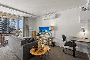 Smart TV, offices - Chic 2-Bed Apartment & 5 minutes walk to QPAC (South Brisbane)
