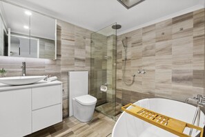 Shower, hair dryer, towels - Elegant City Retreat Close to Sydney’s CBD (Redfern)