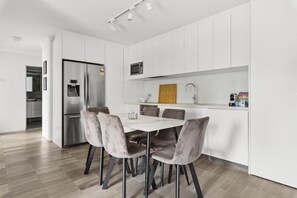Dining - Elegant City Retreat Close to Sydney’s CBD (Redfern)