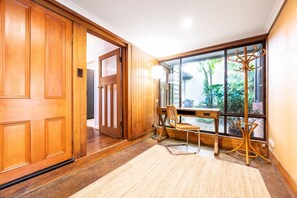 Interior - Delightful 4-Bed Home near Centennial Park (Queens Park)