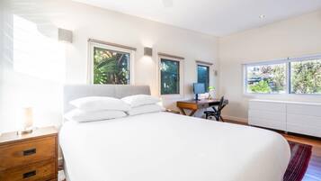 Desk, iron/ironing board, Internet, bed sheets