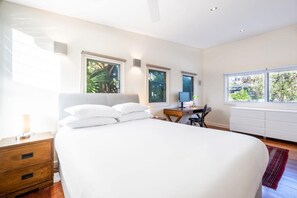 Desk, iron/ironing board, Internet, bed sheets - Delightful 4-Bed Home near Centennial Park (Queens Park)