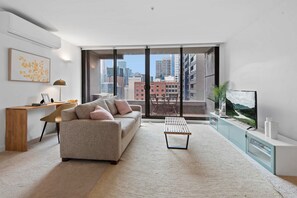 Smart TV, offices - Modern 1-Bed City Apartment with Pool and Gym (Melbourne)