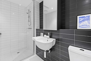 Shower, hair dryer, towels - Modern 1-Bed City Apartment with Pool and Gym (Melbourne)