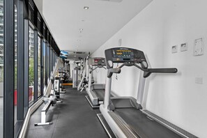 Fitness facility - Modern 1-Bed City Apartment with Pool and Gym (Melbourne)