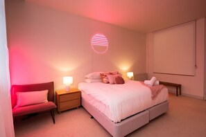 3 bedrooms, iron/ironing board, Internet, bed sheets - Fun and Cheeky 70s Styled City Apartment (Melbourne)