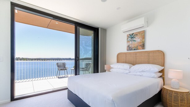2 bedrooms, iron/ironing board, travel cot, bed sheets - Lavish Coastal 2-Bed with Stunning Ocean Views (Batemans Bay)