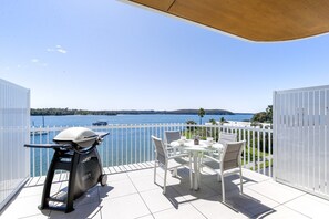 Outdoor dining - Lavish Coastal 2-Bed with Stunning Ocean Views (Batemans Bay)