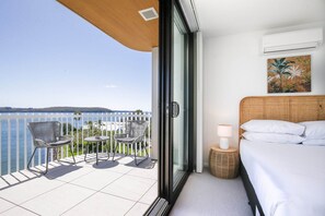 2 bedrooms, iron/ironing board, travel cot, bed sheets - Lavish Coastal 2-Bed with Stunning Ocean Views (Batemans Bay)