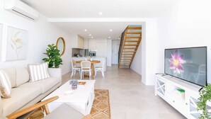 Smart TV - Lavish Coastal 2-Bed with Stunning Ocean Views (Batemans Bay)