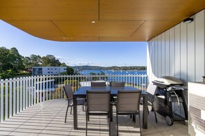 Outdoor dining - Bay View 2-Bedroom Apartment with BBQ (Batemans Bay)