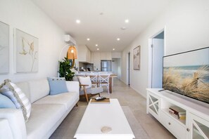 Smart TV - Bay View 2-Bedroom Apartment with BBQ (Batemans Bay)