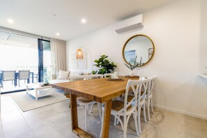 Dining - Bay View 2-Bedroom Apartment with BBQ (Batemans Bay)