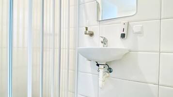 Basic Studio | Bathroom