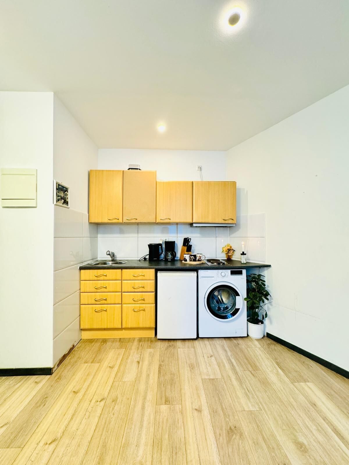 Basic-Studio | Eigene Küche | Mini-Kühlschrank, Herdplatte, Kochgeschirr/Geschirr/Besteck