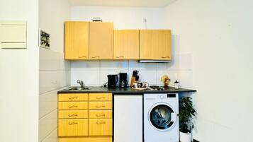 Basic Studio | Private kitchen | Mini-fridge, stovetop, cookware/dishes/utensils