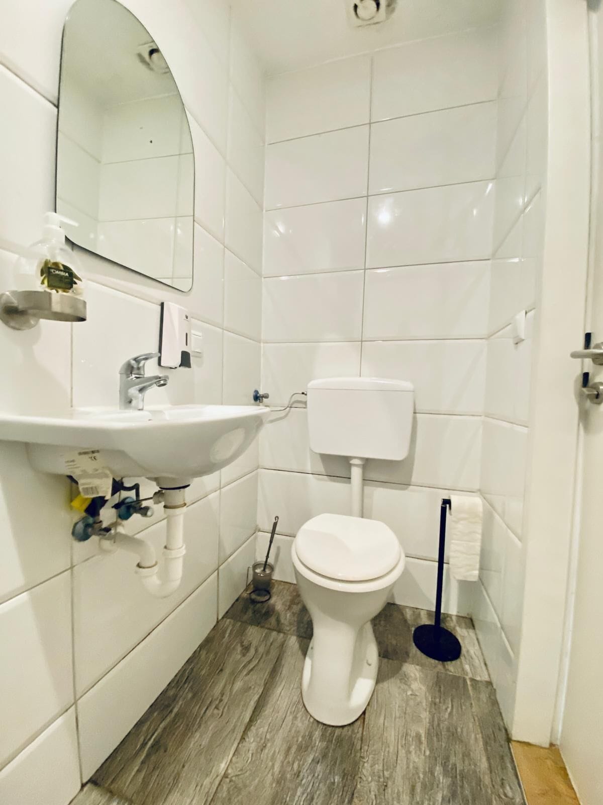 Basic-Studio | Badezimmer | Dusche, kostenlose Toilettenartikel, Haartrockner, Handtücher