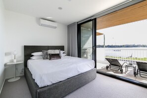 3 bedrooms, iron/ironing board, travel cot, Internet - Bayfront Holiday Retreat with Parking (Batemans Bay)