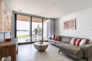 Smart TV - Bayfront Holiday Retreat with Parking (Batemans Bay)