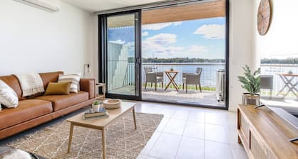 Elegant Bay Side 1-Bed Apartment with Views