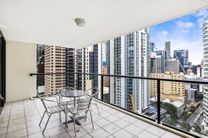 Outdoor dining - 1-Bed Brisbane Apt with Pool & Gym (Brisbane City)