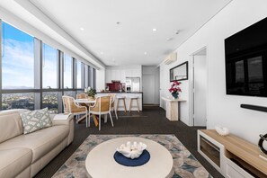Smart TV - Stunning River View 2-Bed with Pool (Brisbane City)
