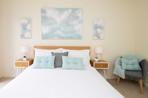 2 bedrooms, desk, iron/ironing board, Internet - Generous 2-Bed Townhouse With A Private Balcony (North Batemans Bay)